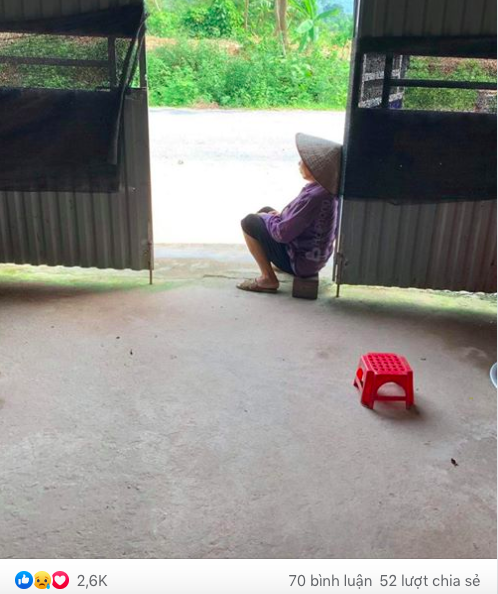 Hình ảnh cụ bà mỗi chiều kê ghế ra cửa ngồi đợi cháu và câu chuyện xúc động phía sau lấy đi nước mắt hàng nghìn người - Ảnh 2.