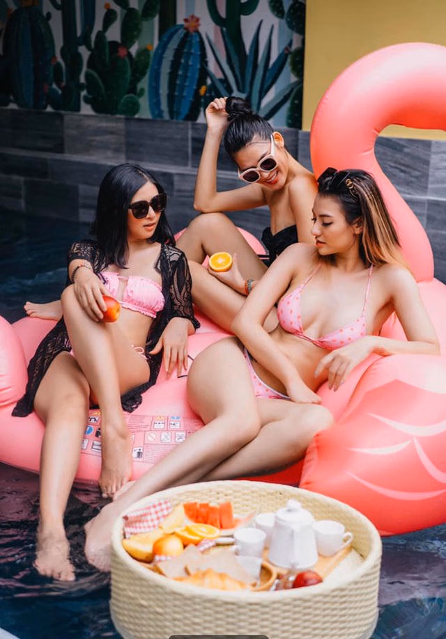 Hoa hậu Mai Phương Thuý, Ngọc Hân táo bạo bất ngờ với ảnh áo tắm, bán nude - 17