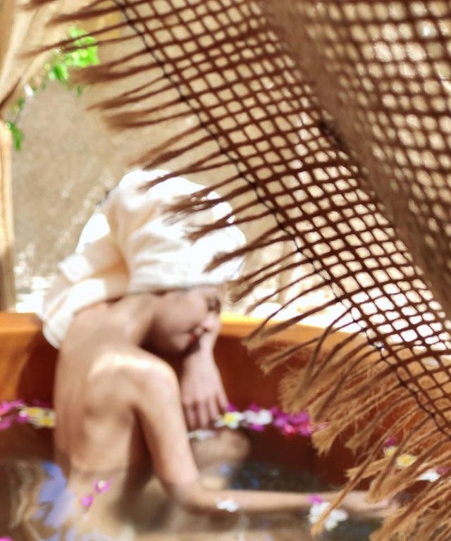 Hoa hậu Mai Phương Thuý, Ngọc Hân táo bạo bất ngờ với ảnh áo tắm, bán nude - 13