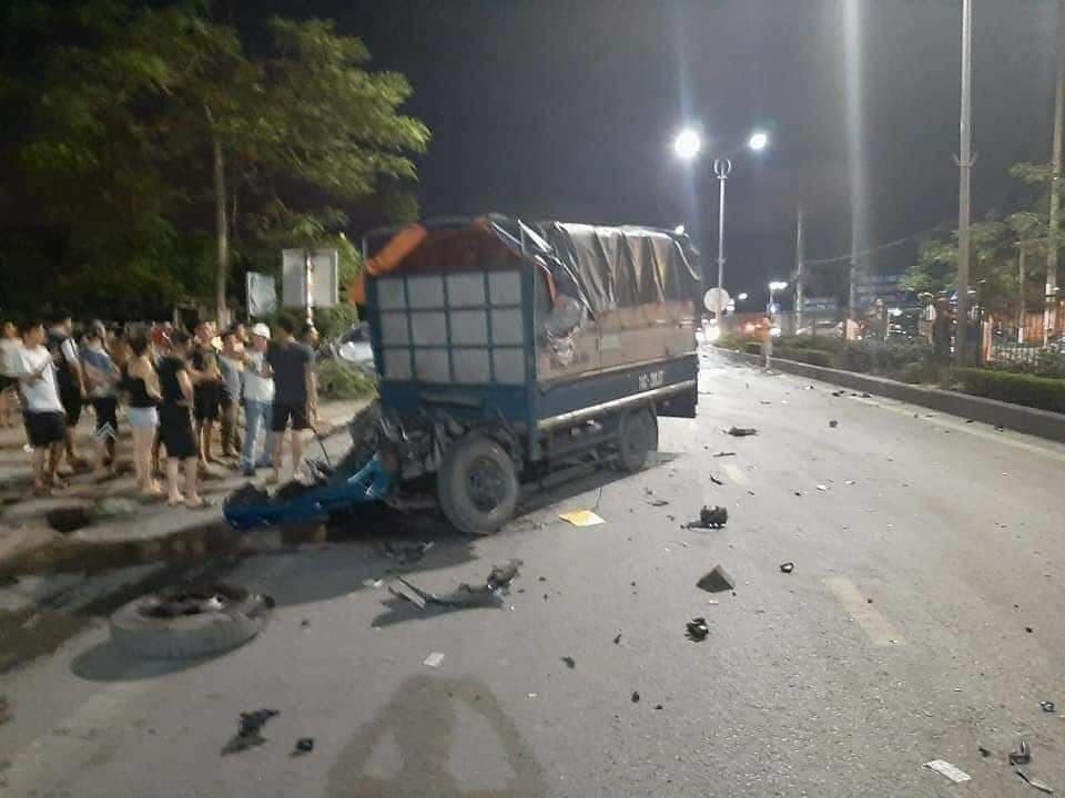 2 ô tô đấu đầu văng cabin xe tải xuống đường, tài xế tử vong