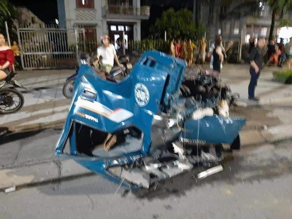 2 ô tô đấu đầu văng cabin xe tải xuống đường, tài xế tử vong