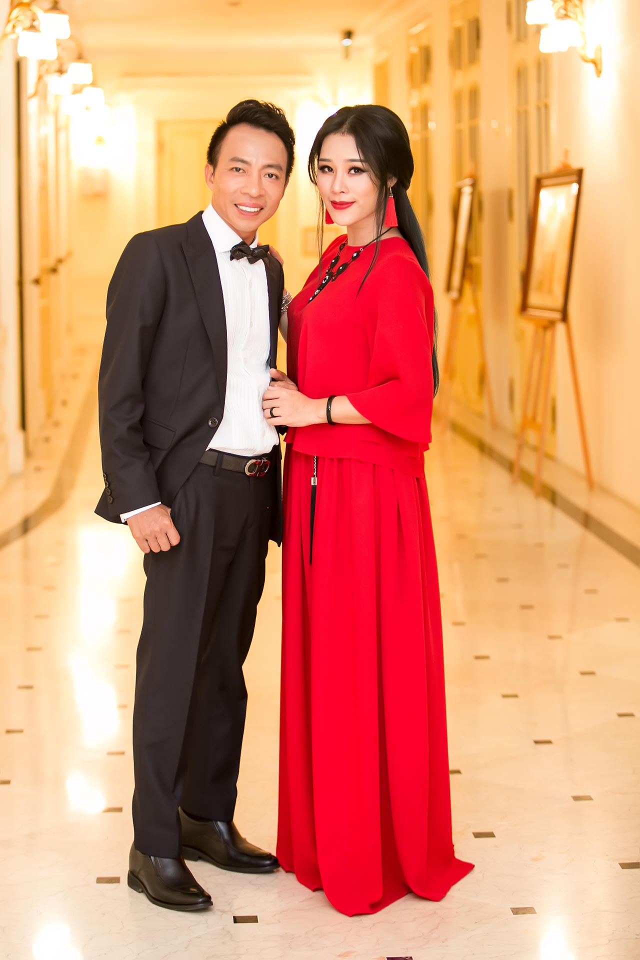 Vợ kém 18 tuổi của ca sĩ Việt Hoàn từng vỡ mộng đòi ly dị chồng