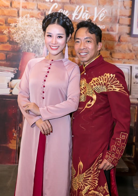 Vợ kém 18 tuổi của ca sĩ Việt Hoàn từng vỡ mộng đòi ly dị chồng