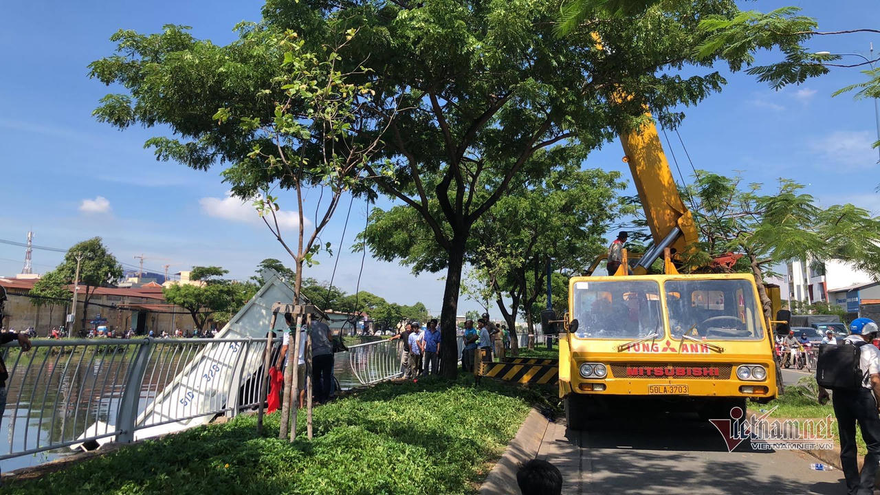 Xe ben tông văng lan can, lao xuống kênh sau tiếng la hét của tài xế