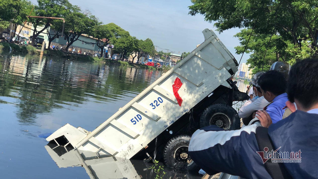 Xe ben tông văng lan can, lao xuống kênh sau tiếng la hét của tài xế