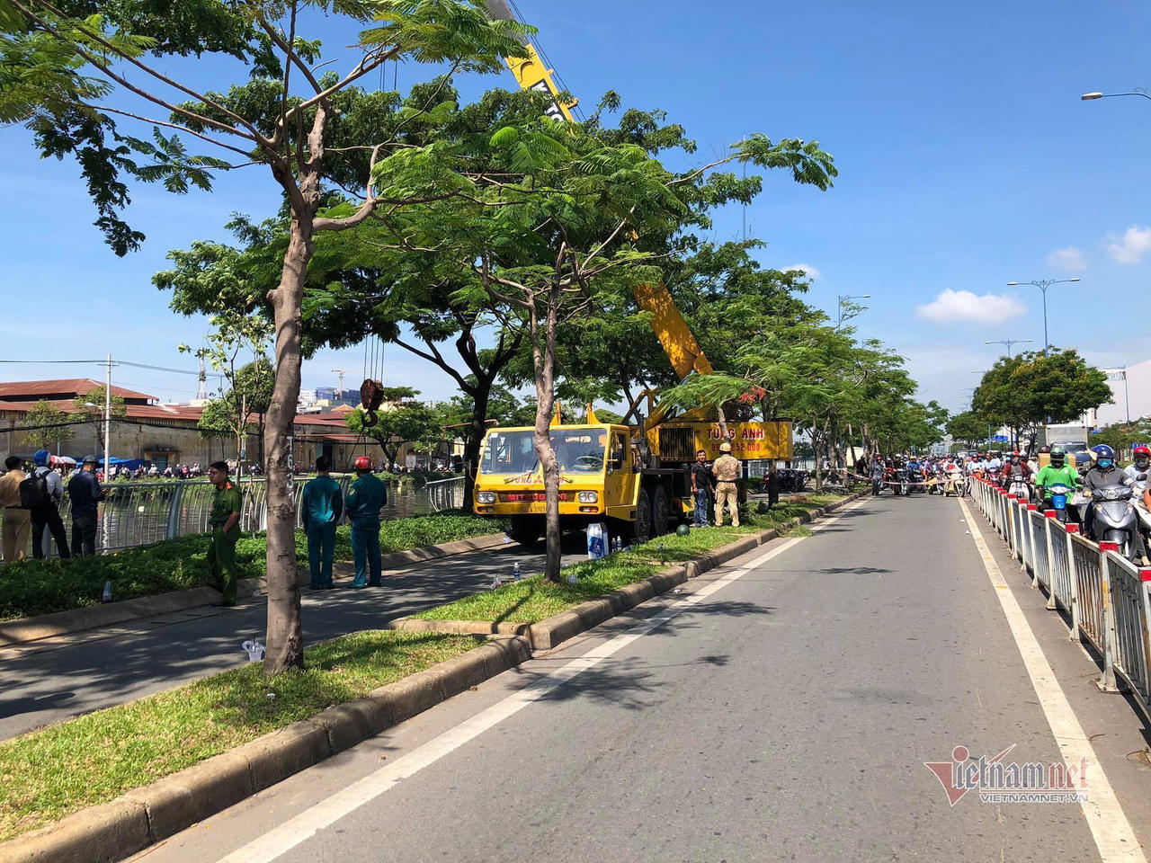 Xe ben tông văng lan can, lao xuống kênh sau tiếng la hét của tài xế