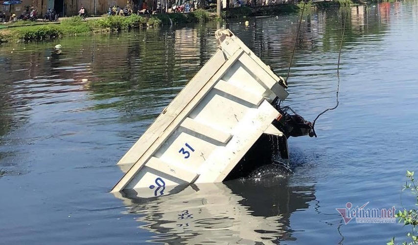 Xe ben tông văng lan can, lao xuống kênh sau tiếng la hét của tài xế