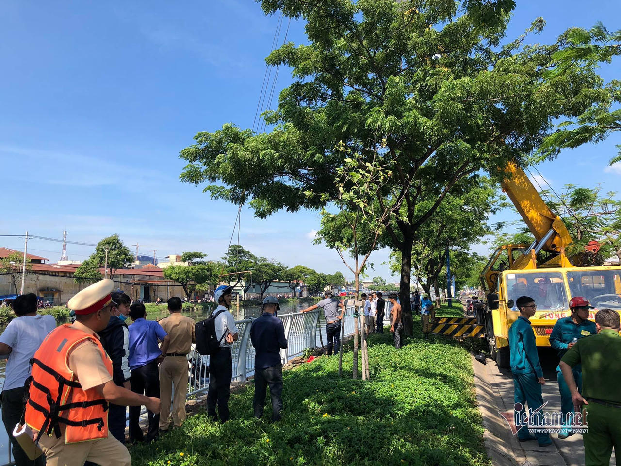 Xe ben tông văng lan can, lao xuống kênh sau tiếng la hét của tài xế