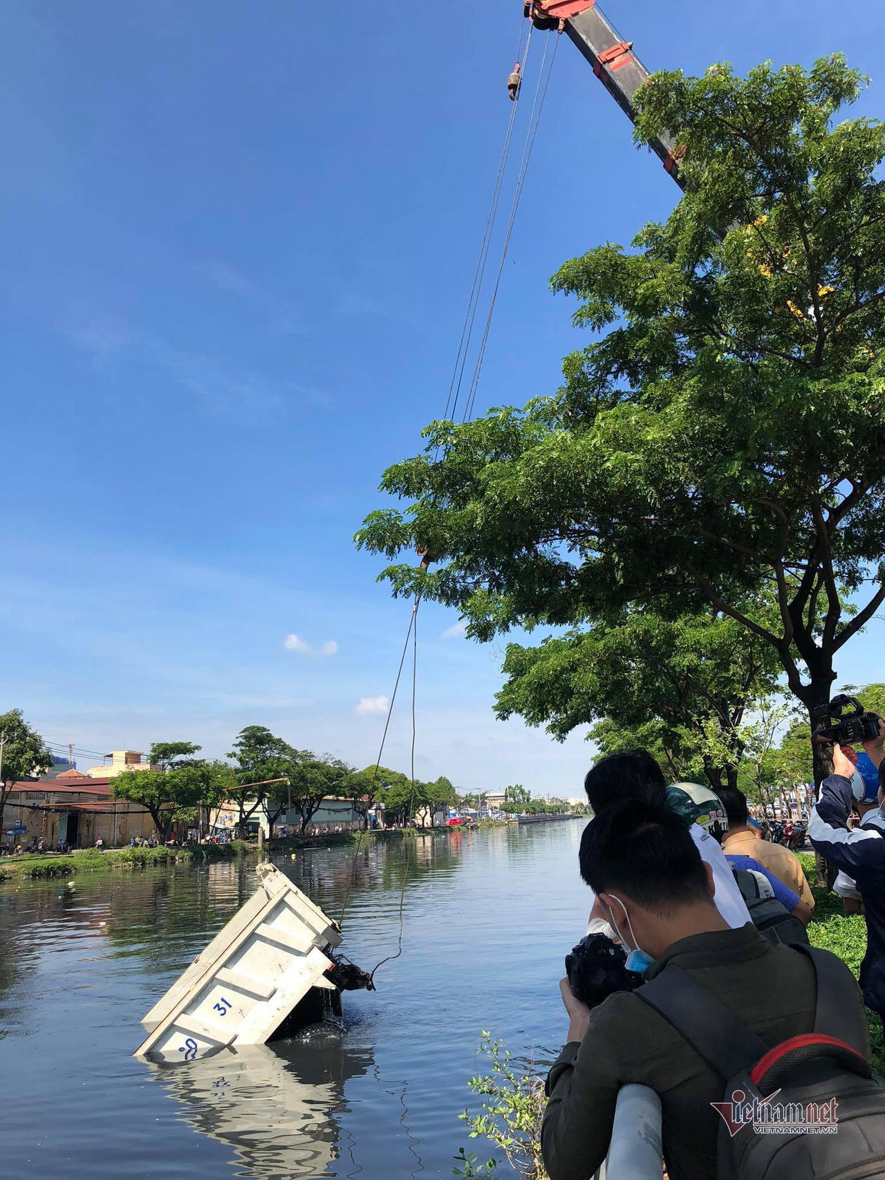 Xe ben tông văng lan can, lao xuống kênh sau tiếng la hét của tài xế