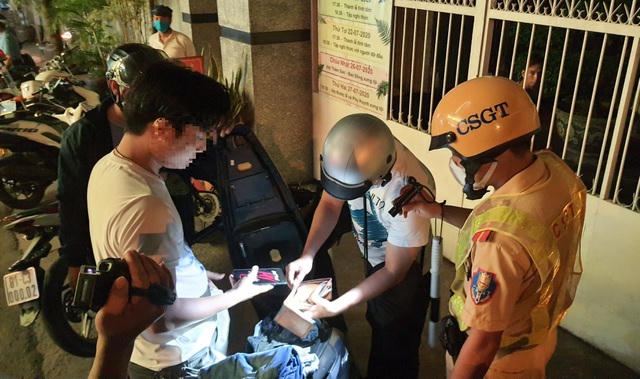 Nhóm người tấn công công an, rút thẻ đỏ tự xưng cảnh sát hình sự - 2