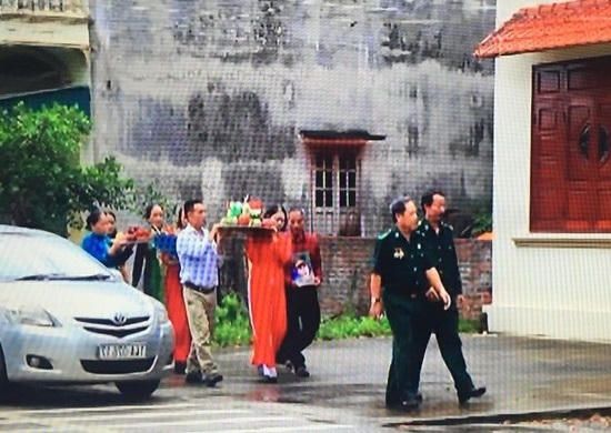 Đám cưới 2 liệt sĩ: Người thân mang di ảnh cô dâu, chú rể làm lễ