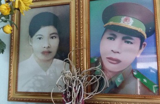 Đám cưới 2 liệt sĩ: Người thân mang di ảnh cô dâu, chú rể làm lễ