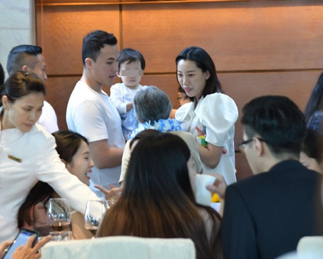 Du Khải và vợ con khi còn bên nhau.