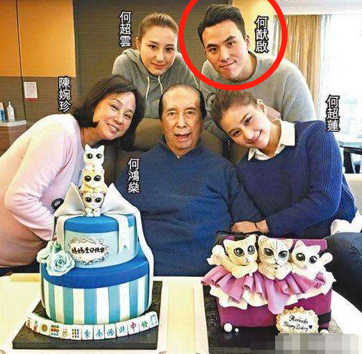 Hà Du Khải bên bố mẹ, người em gái song sinh Hà Siêu Liên và chị gái Hà Siêu Vân.