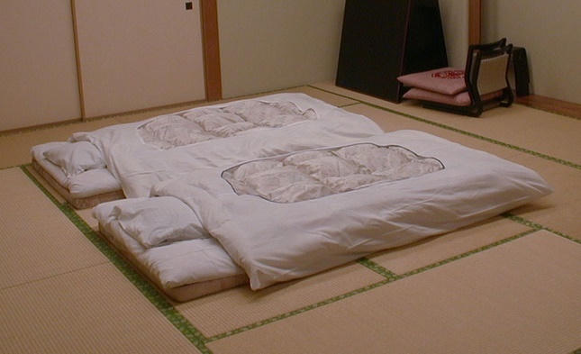 Tại sao nhiều cặp vợ chồng ở Nhật không ngủ chung giường?