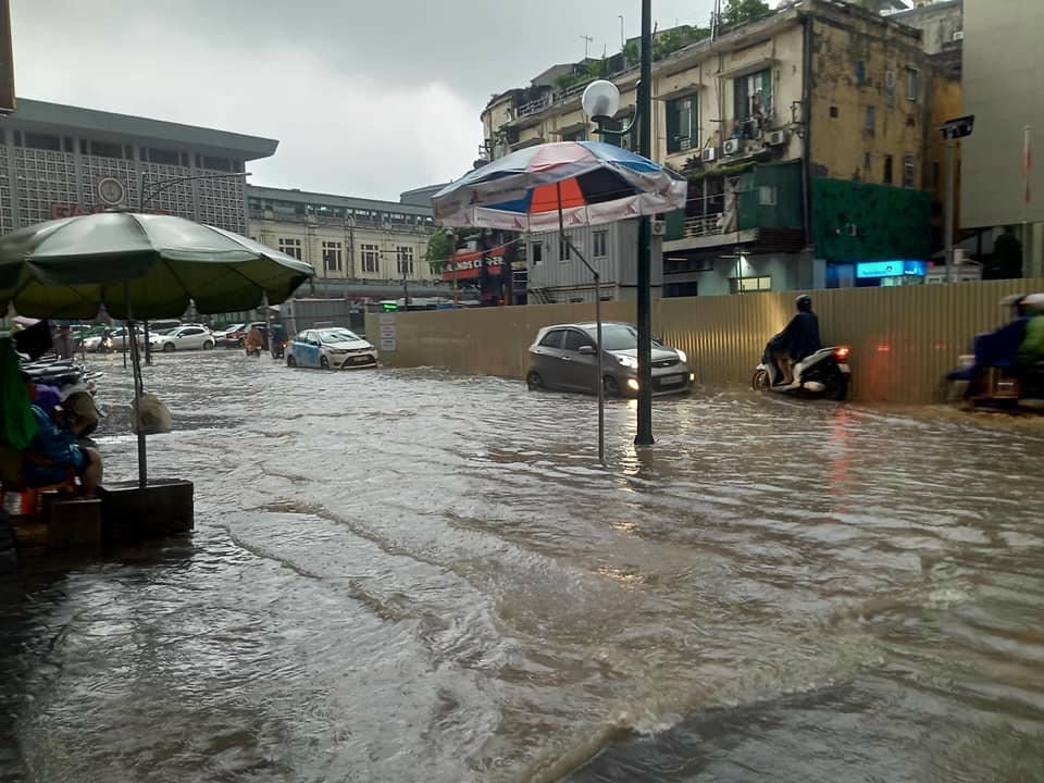 Hà Nội mưa lớn nhiều giờ, hàng loạt tuyến phố ngập sâu, xe cộ bì bõm