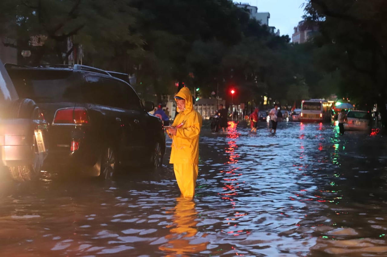 Hà Nội mưa lớn nhiều giờ, hàng loạt tuyến phố ngập sâu, xe cộ bì bõm