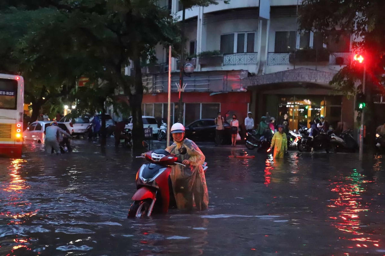 Hà Nội mưa lớn nhiều giờ, hàng loạt tuyến phố ngập sâu, xe cộ bì bõm