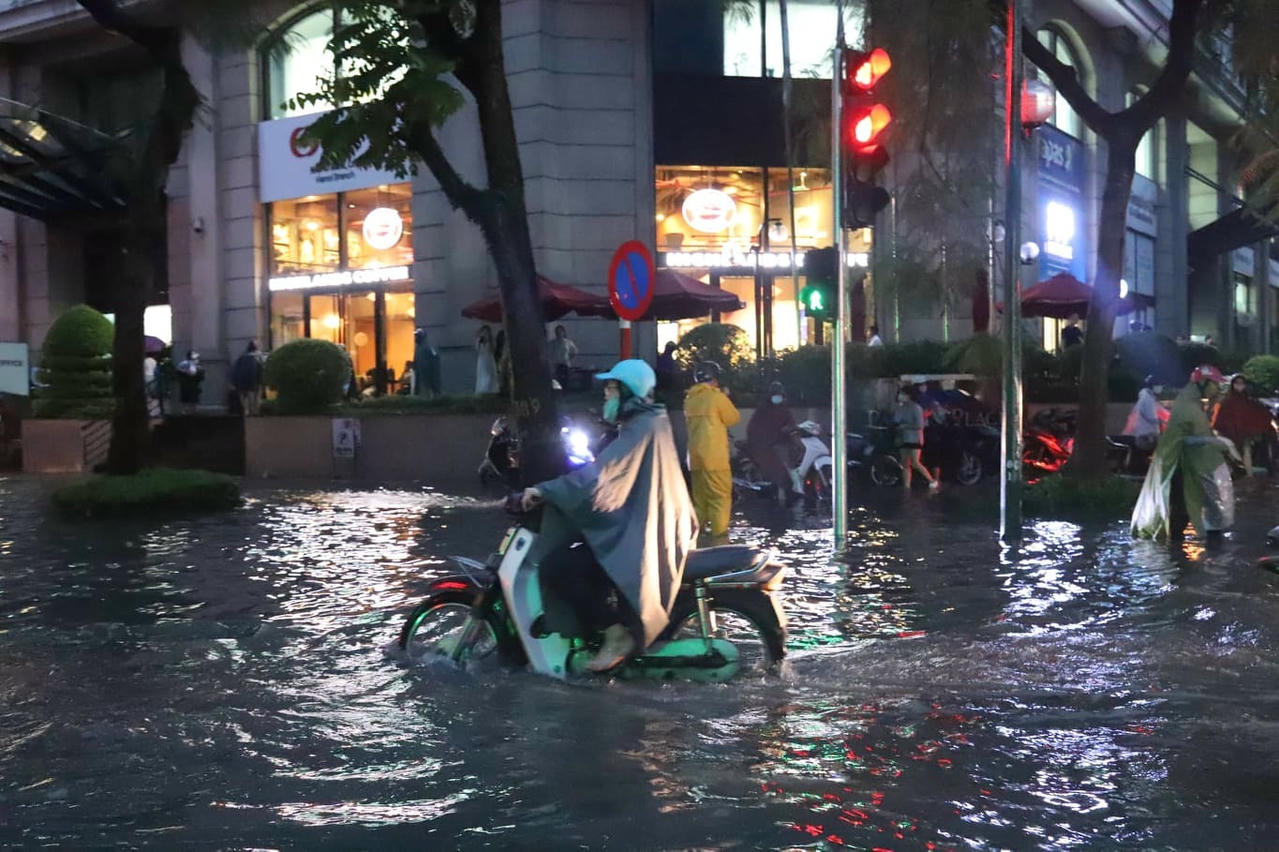 Hà Nội mưa lớn nhiều giờ, hàng loạt tuyến phố ngập sâu, xe cộ bì bõm