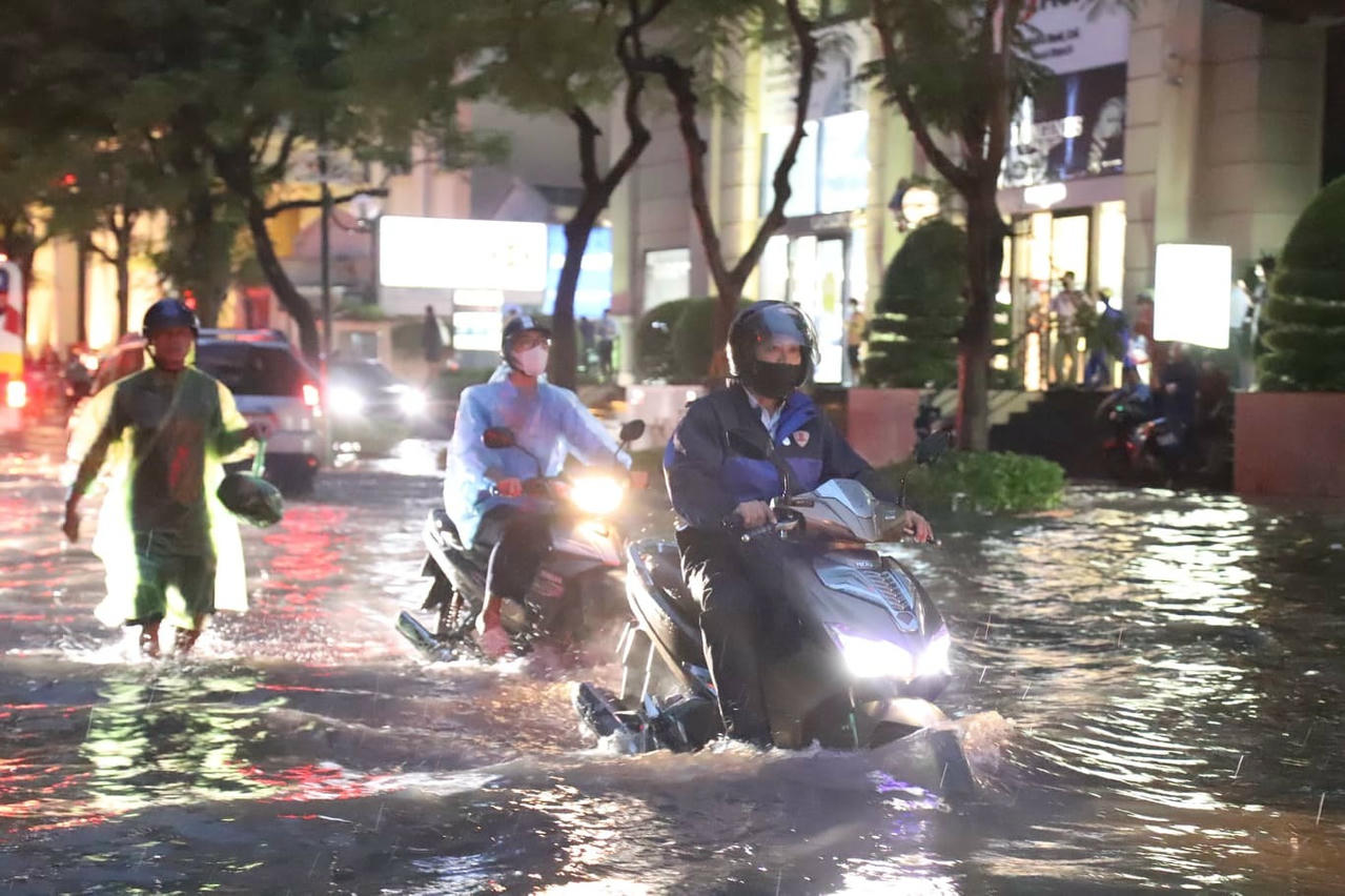 Hà Nội mưa lớn nhiều giờ, hàng loạt tuyến phố ngập sâu, xe cộ bì bõm