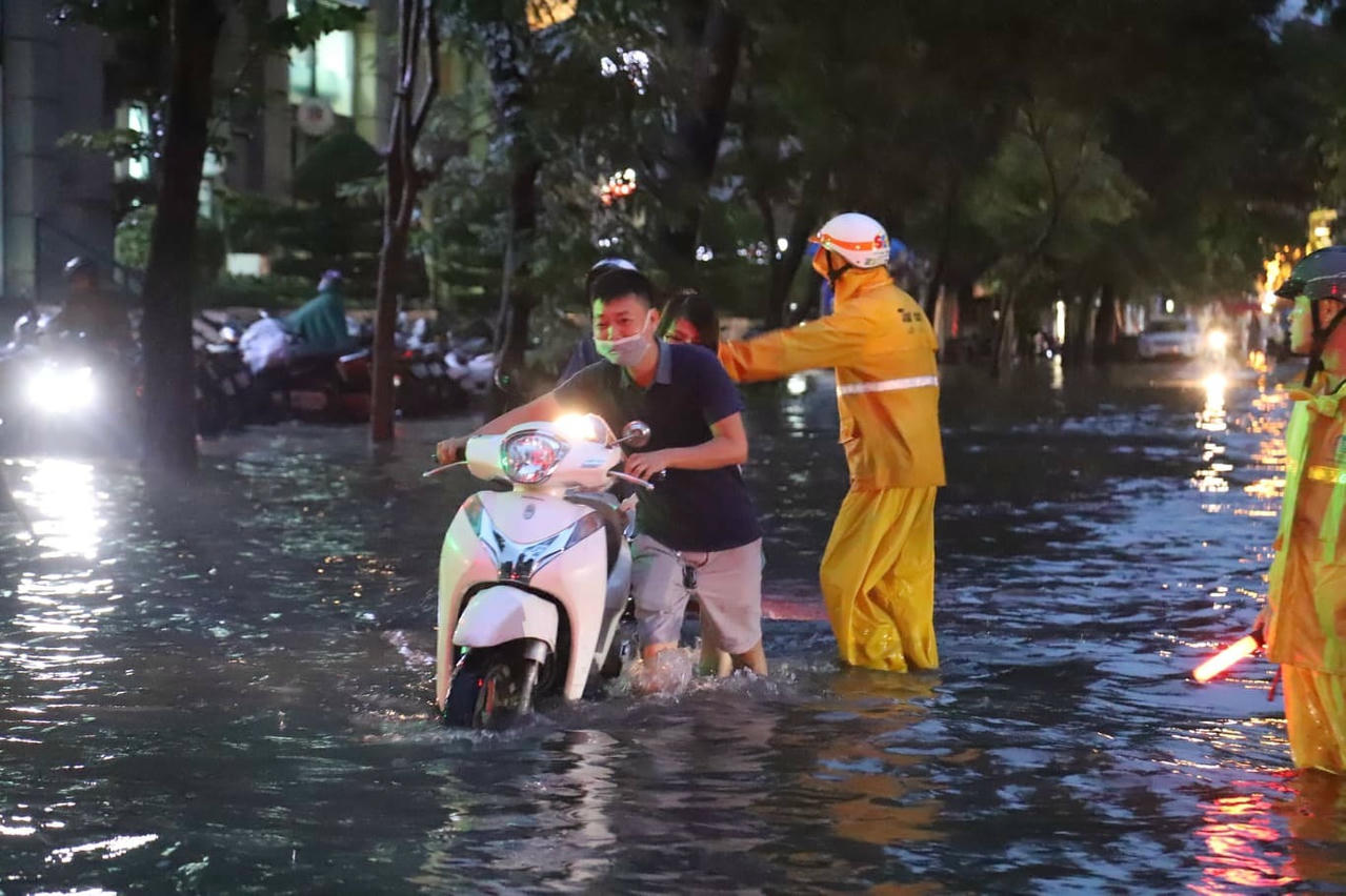 Hà Nội mưa lớn nhiều giờ, hàng loạt tuyến phố ngập sâu, xe cộ bì bõm