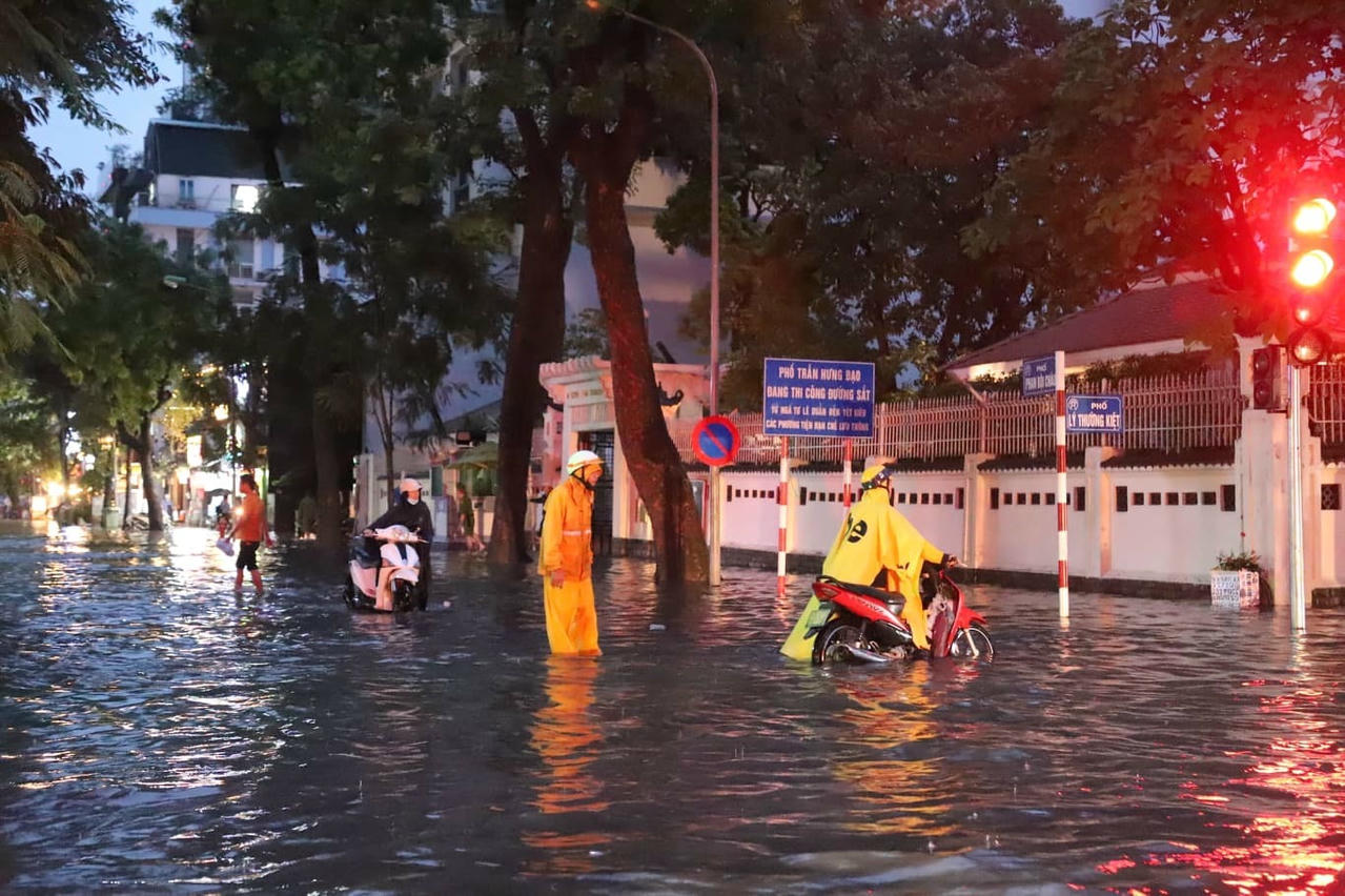Hà Nội mưa lớn nhiều giờ, hàng loạt tuyến phố ngập sâu, xe cộ bì bõm