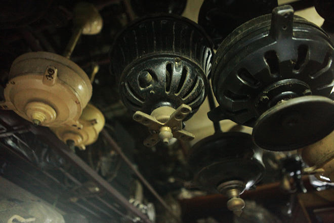 'Kho đồng nát' đắt giá cất giấu trong lòng phố cổ Hà Nội