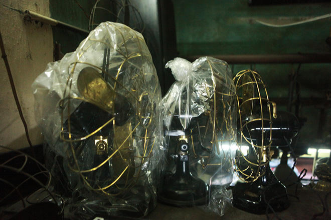 'Kho đồng nát' đắt giá cất giấu trong lòng phố cổ Hà Nội