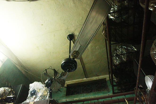 'Kho đồng nát' đắt giá cất giấu trong lòng phố cổ Hà Nội