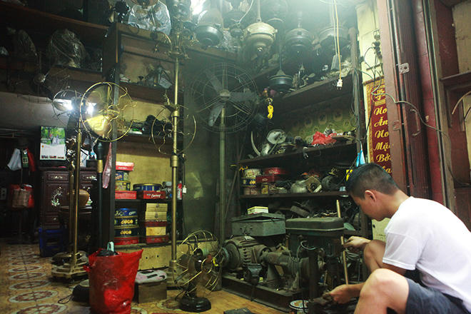 'Kho đồng nát' đắt giá cất giấu trong lòng phố cổ Hà Nội