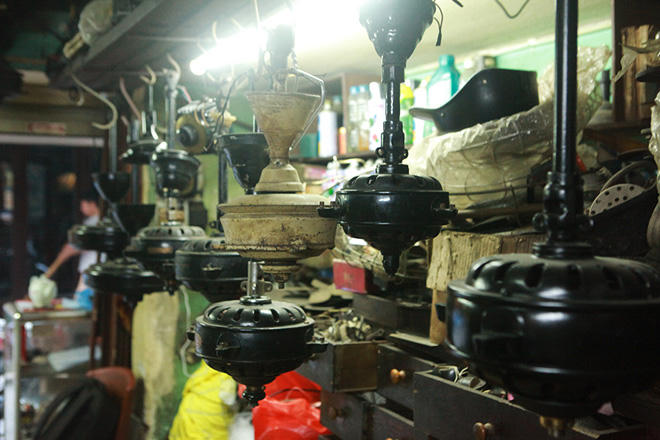 'Kho đồng nát' đắt giá cất giấu trong lòng phố cổ Hà Nội