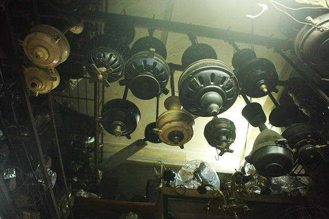 'Kho đồng nát' đắt giá cất giấu trong lòng phố cổ Hà Nội