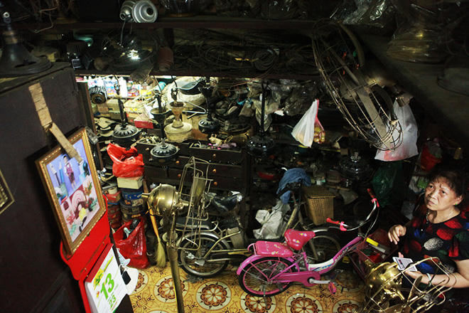 'Kho đồng nát' đắt giá cất giấu trong lòng phố cổ Hà Nội