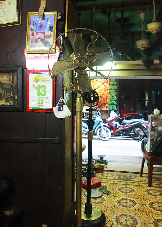 'Kho đồng nát' đắt giá cất giấu trong lòng phố cổ Hà Nội