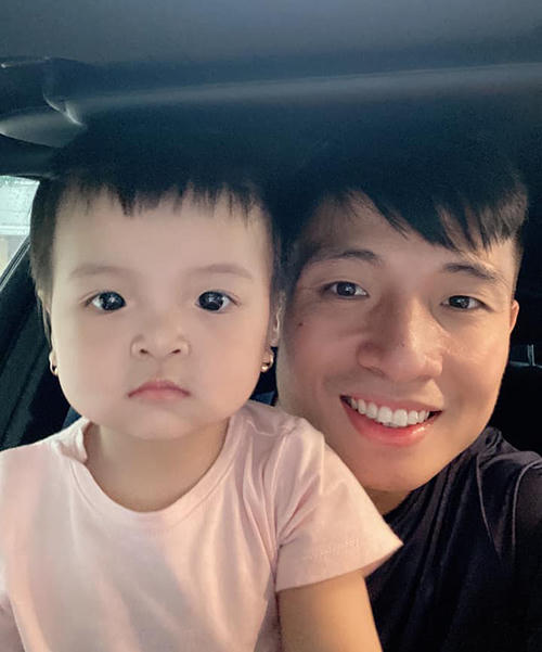 Bùi Tiến Dũng và con gái Sushi. Ảnh: BTD.