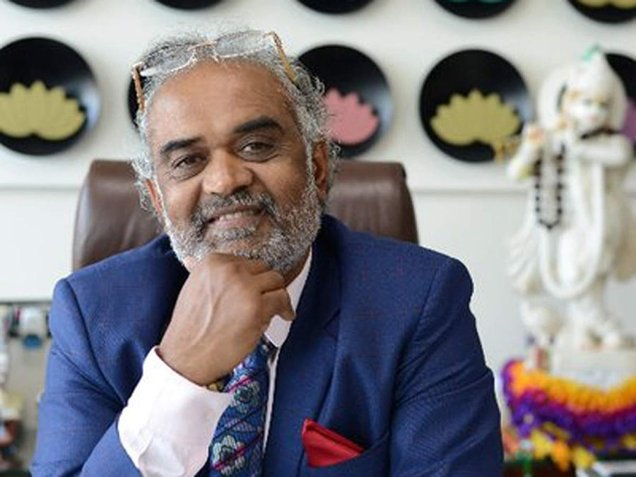 Con trai tỷ phú kim cương bị đẩy ra đường học cách tự lập