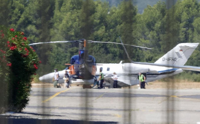 Cặp sao hạ cánh xuống sân bay Le Castellet ở miền nam nước Pháp. Brad được cho là đưa người tình kém 30 tuổi đến điền trang Château Miraval 67 triệu USD ở làng Correns. Đây là nơi Brad từng tổ chức lễ cưới với Angelina năm 2014 và tài tử đang trồng nho, sản xuất rượu vang tại đây.