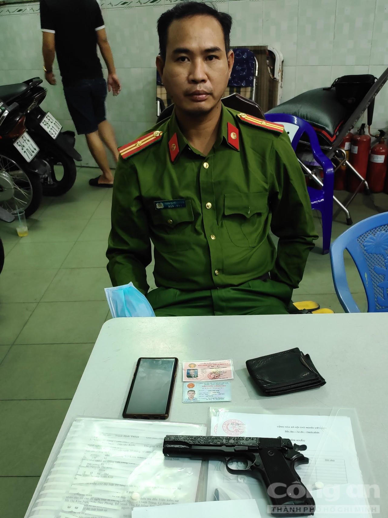 Hai đối tượng giả cán bộ Cục CSHS vào nhà dân đọc lệnh bắt người