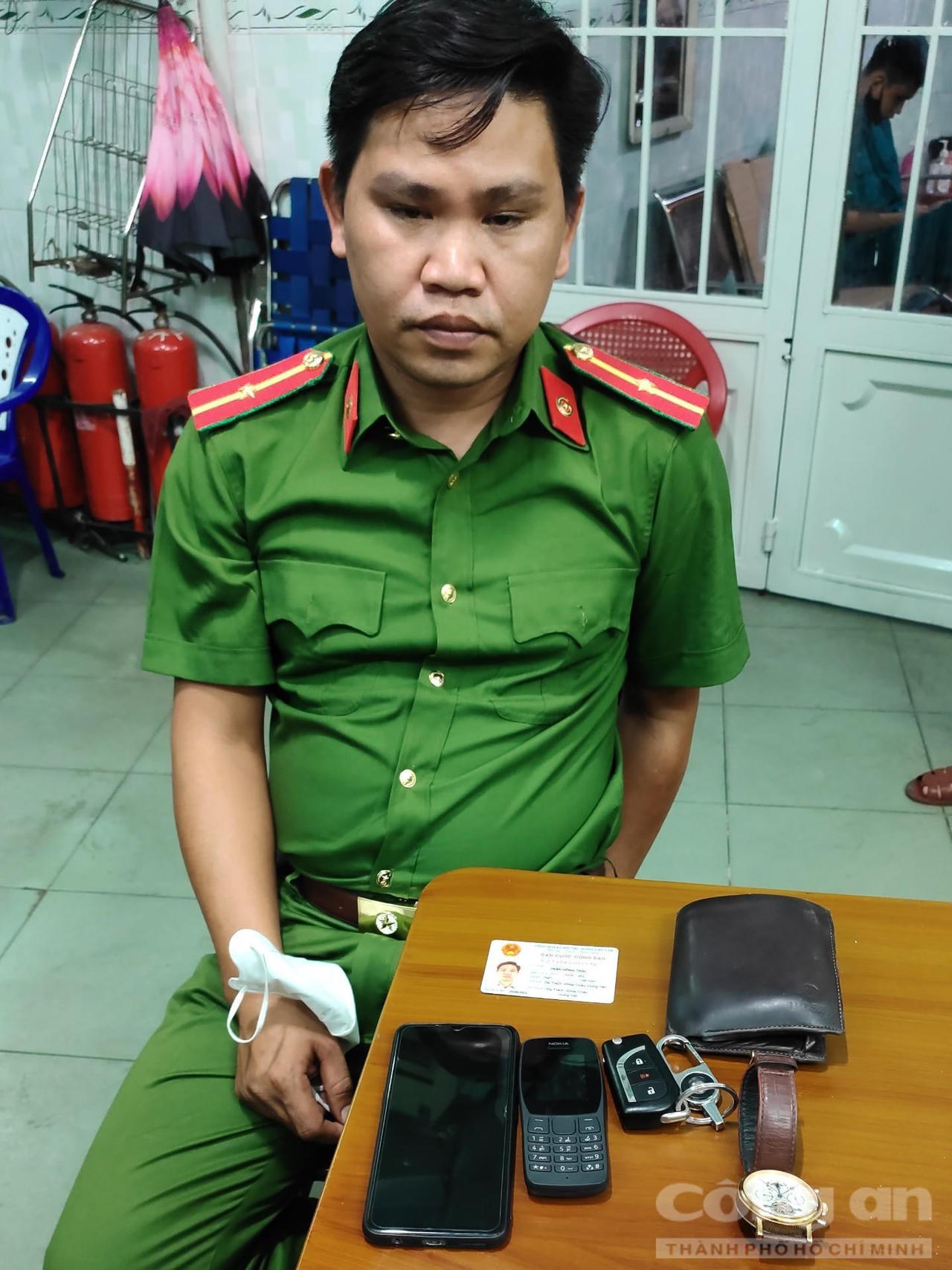 Hai đối tượng giả cán bộ Cục CSHS vào nhà dân đọc lệnh bắt người