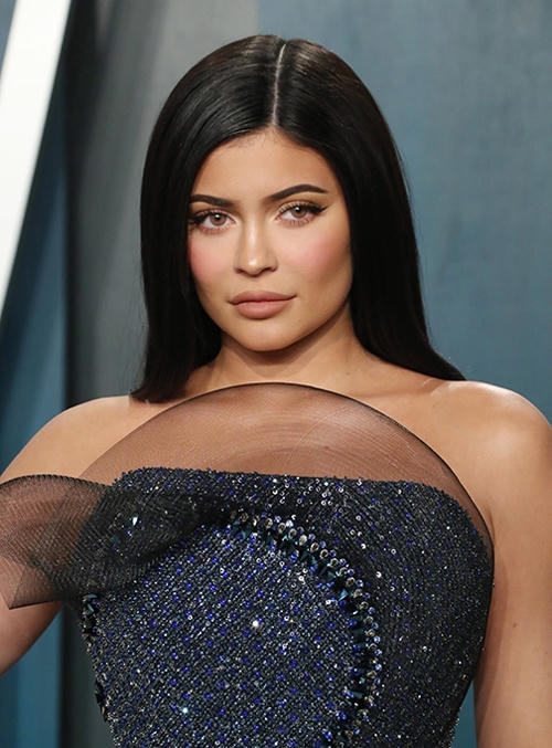 Theo thống kê của tạp chí Forbes, Kylie Jenner là sao nữ kiếm tiền nhiều nhất năm qua với thu nhập 590 triệu USD. Thực tế, người mẫu kiêm doanh nhân vừa đón tuổi 23 còn là người có thu nhập cao nhất giới sao nói chung, vượt mặt các siêu sao của làng giải trí thế giới.