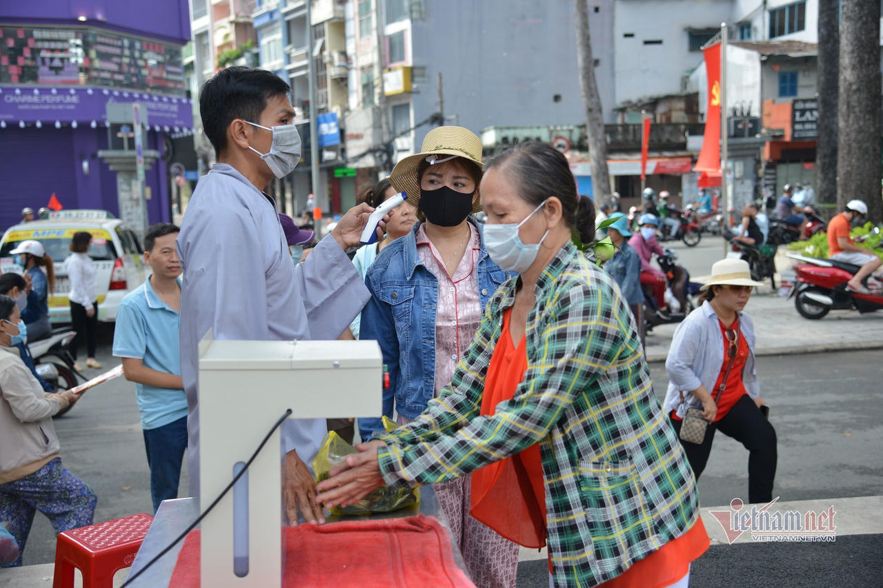 Cá phóng sinh Rằm tháng Bảy chưa kịp bơi đã bị chích điện