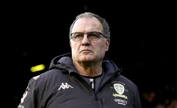 HLV người Argentina ngồi ghế huấn luyện ở Leeds United từ 2018. Sau hai mùa giải, đội bóng vùng Yorkshire trở lại Premier League năm nay sau 16 năm ở hạng nhất. HLV Bielsa là người kín tiếng trong chuyện riêng tư và sống giản dị tại Leeds. Ông và bà xã Laura Bracalenti kết hôn 30 năm và có hai con gái. Vợ HLV Leeds United là một kiến trúc sư kiêm giảng viên Đại học quốc gia Rosario, Argentina.