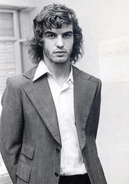 Loạt ảnh chụp HLV Bielsa khi còn là cầu thủ trong những năm 1975-1980 khi đang ở độ tuổi 20 -25 được The Sun đăng tải gây chú ý. Gương mặt điển trai thời trẻ của nhà cầm quân người Argentina được ví như hình ảnh một ngôi sao nhạc rock trong làng bóng đá.