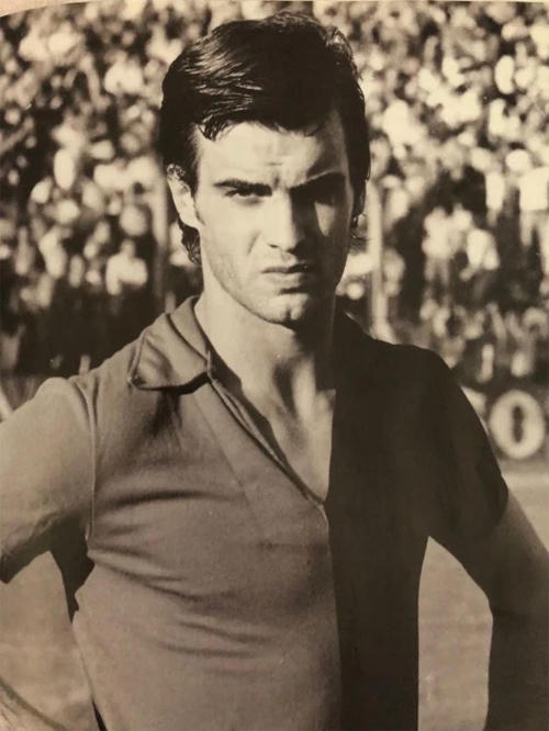 Cằm chẻ, nét mặt nam tính, lạnh lùng đầy thu hút như một ngôi sao Hollywood của chàng thanh niên Marcelo Bielsa trong màu áo Newells Old Boys - đội bóng thời thơ ấu của Messi.