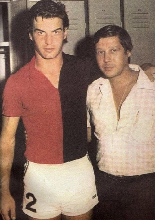 HLV người Argentina có trận ra mắt sự nghiệp ở Newells Old Boys năm 1975. Ba năm sau, ông chuyển tới Instituto và khoác áo một mùa giải trước khi sang Argentino de Rosario rồi giải nghệ năm 1980.