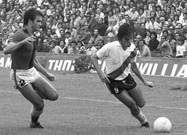 Marcelo Bielsa thi đấu ở hàng hậu vệ. Trong sự nghiệp cầm quân, vị HLV 65 tuổi từng dẫn dắt một số CLB ở quê nhà Argentina, Chilê và Tây Ban Nha, Pháp và Italy. Ngoài ra, ông cũng từng dẫn dắt tuyển Argentina và Chilê. Năm 2004, tên tuổi của HLV Marcelo Bielsa trở nên nổi tiếng khi đưa tuyển Argentina giành HC vàng Olympic Athens.