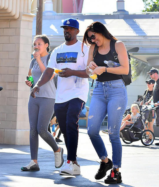 Jamie Foxx vẫn thân thiết với bạn gái cũ (phải).