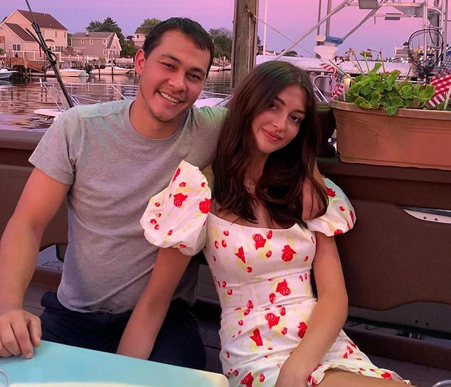 Emilio đính hôn với Rachel Emmons năm ngoái và sống cùng nhau trước khi anh nhắn tin hủy hôn vào tuần trước.