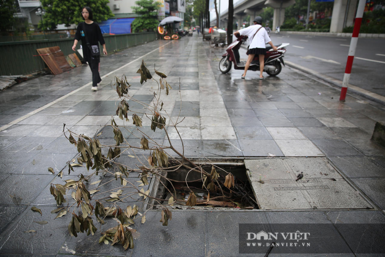 Hà Nội: Xuất hiện nhiều nắp cống, hố ga hư hỏng, mất nắp - Ảnh 1.