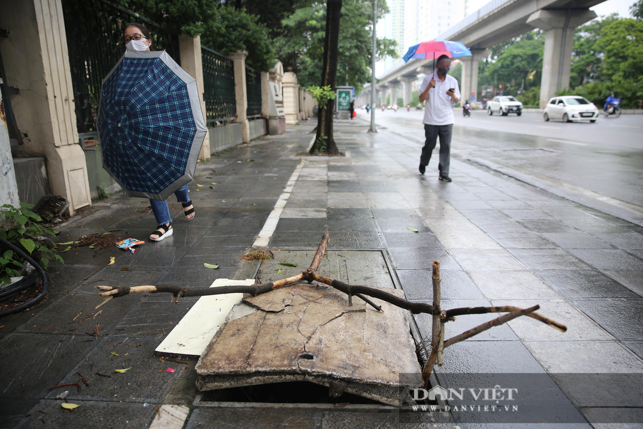 Hà Nội: Xuất hiện nhiều nắp cống, hố ga hư hỏng, mất nắp - Ảnh 4.